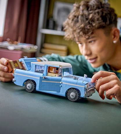 Lego Harry Potter Enchanted Flying Ford Anglia Car Model Kit with Figures